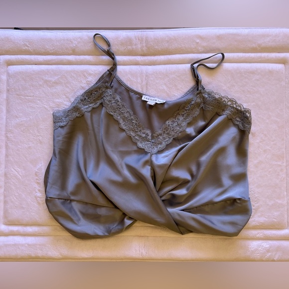 And NOW This crop to cami gray sleeveless with a pleat design on the front XL - Picture 6 of 16